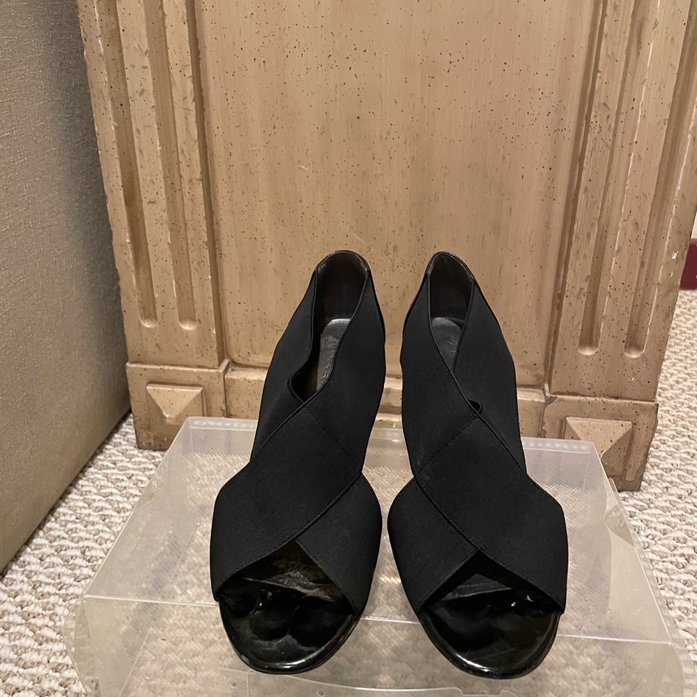 TAHARI Glory Heels